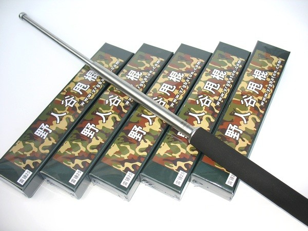 如何使用伸縮甩棍？